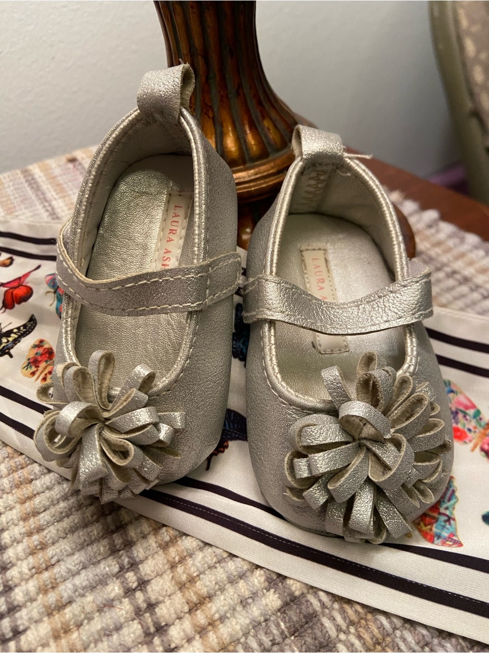Laura Ashley~Mary Jane Crib Shoe with Bow~Silver~Size 0-3 Month~EUC